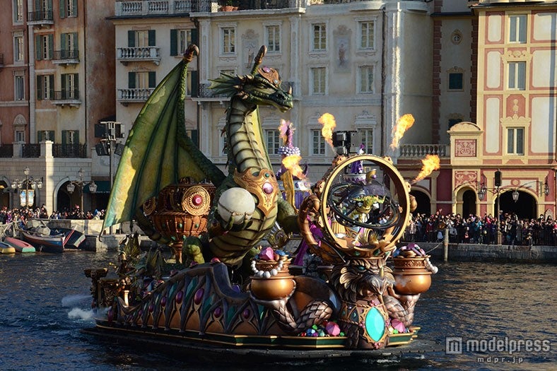 雄々しく飛ぶドラゴン