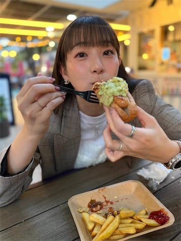 足立梨花、ホットドッグを豪快に頬張る姿が話題「わんぱくあだっちぃー」「可愛いくて心臓が痛い」