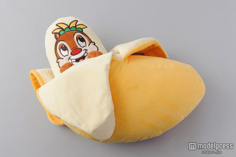 バナナの皮をめくると中からチップとデールが出てくる／（C）Disney