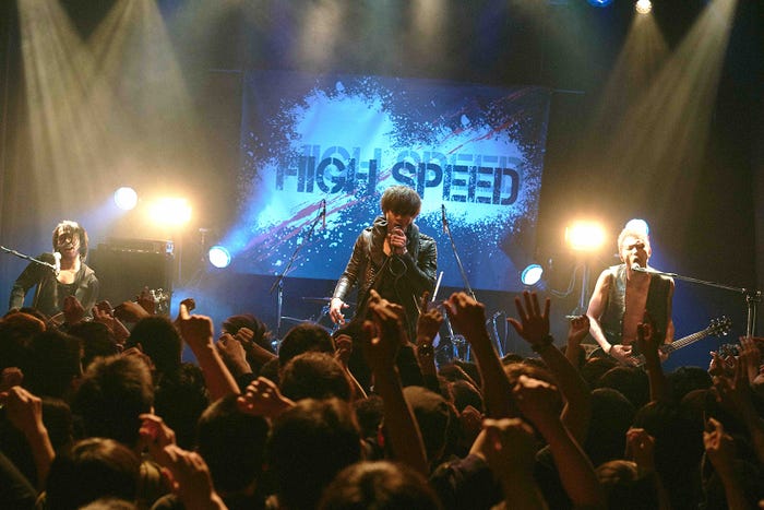 ジン(松坂桃李)の熱唱シーンは迫力の仕上がり(C)2017「キセキ ーあの⽇のソビトー」製作委員会