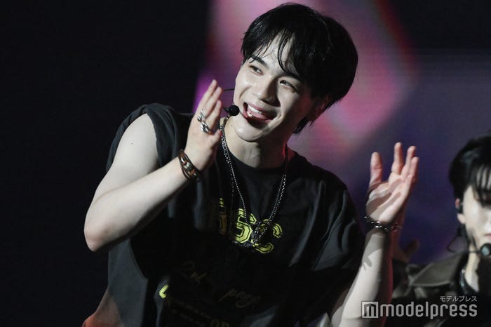 スマイル全開の豆原一成(C)モデルプレス