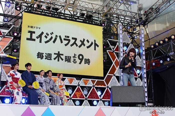 武井咲ら出演者に見守られながら主題歌を歌唱する花岡なつみ