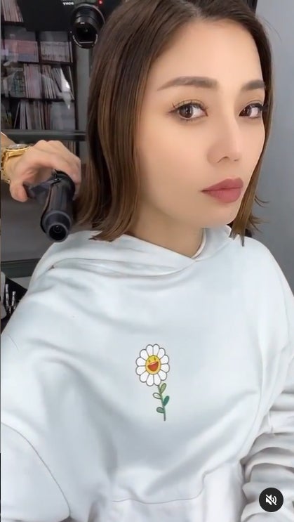 島袋聖南「久しぶりにバッサリ」ボブヘアにイメチェン 「真似したくなる」の声