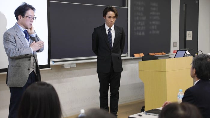 EXILE、EXILE THE SECONDチャンネル「今春、早稲田大学院を卒業したTETSUYA!合格発表や論文審査会、修了式の様子を公開!」より(画像提供:LDH)