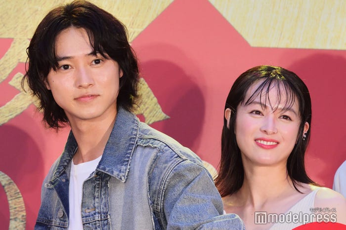 山崎賢人、清野菜名(C)モデルプレス