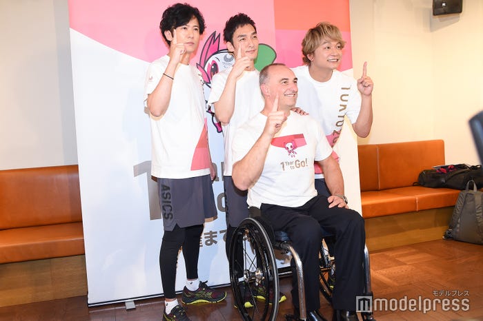 (前列)ドゥエーン・ケール氏(後列左から)稲垣吾郎、草なぎ剛、香取慎吾 (C)モデルプレス