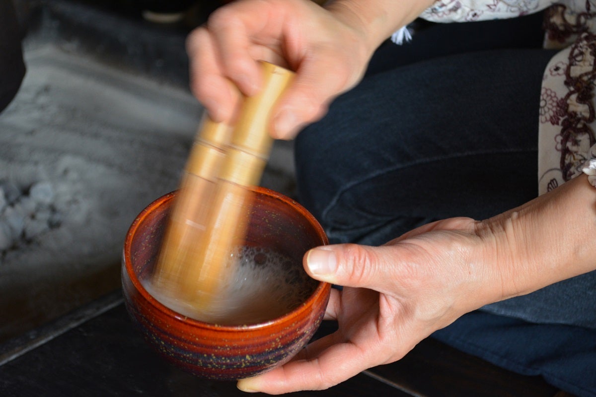 熱々のお茶を泡立てて好みのまろやかさに。泡が細かいほどまろやかに／提供画像