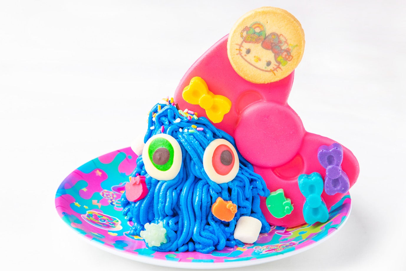 原宿デコラップケーキ 1,180円（税別）／（C）1976, 2019 SANRIO CO.,LTD.APPROVAL NO. S601424 （C）KAWAII MONSTER CAFE