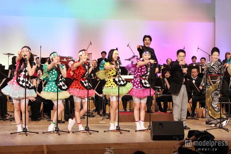 左から：ももいろクローバーZ（佐々木彩夏、有安杏果、百田夏菜子、玉井詩織、高城れに）加藤茶、坂本冬美