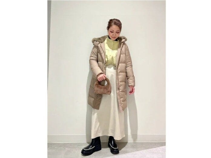 ルミナスイエローを、一枚でも着られるシャツでインナーに取り入れても　出典：WEAR