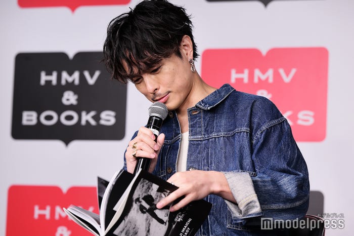 お気に入りショットを探す今市隆二(C)モデルプレス