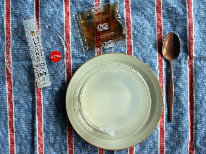 セブンイレブンで発売中の「スプーンで食べる