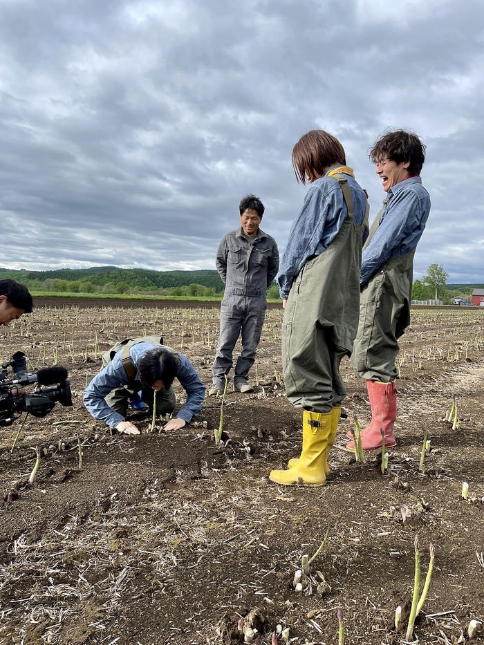 松村北斗、森結有花アナウンサー、森崎博之ら(C)HBCテレビ