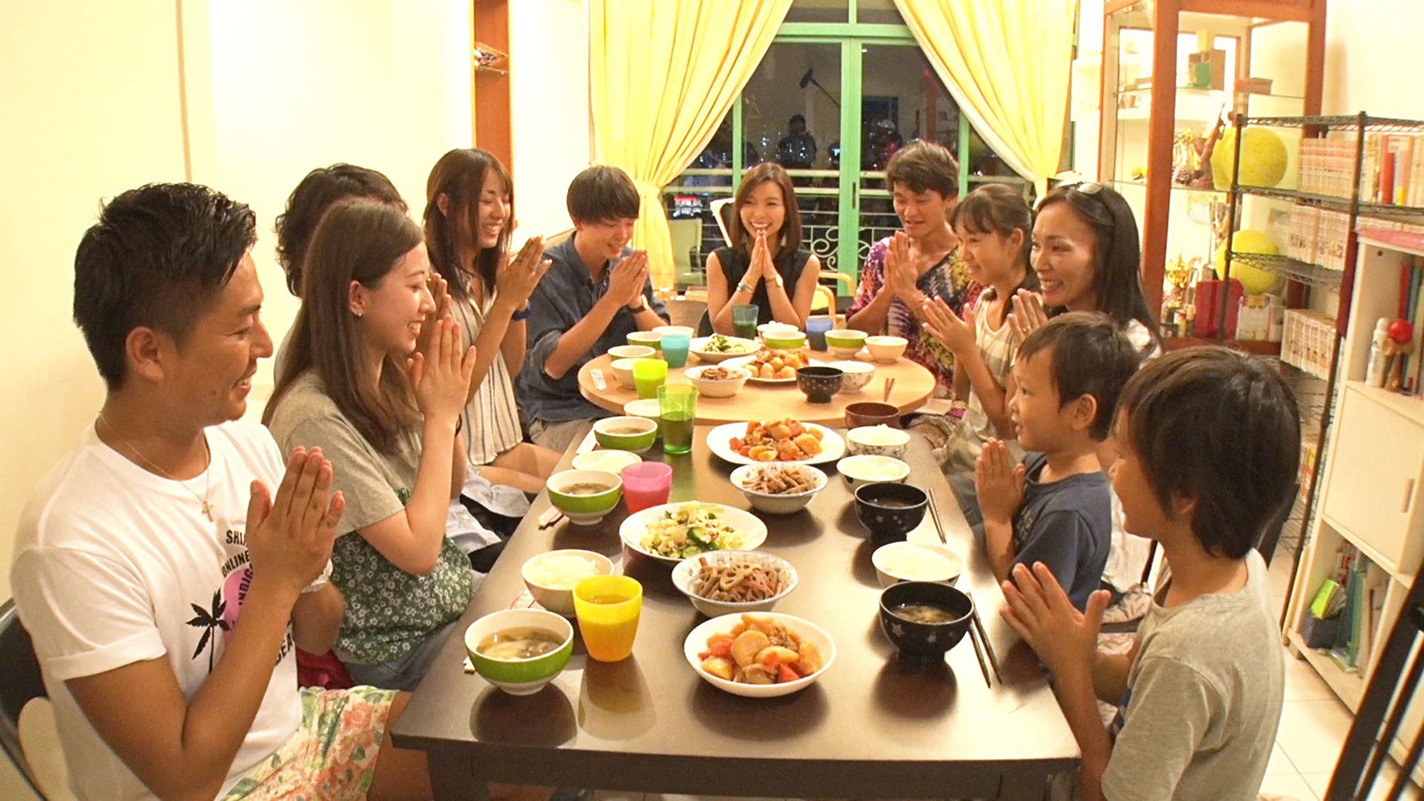 “母子留学”の日本人家庭で歓迎を受けるメンバー／「あいのり：Asian Journey」第18話より（C）フジテレビ