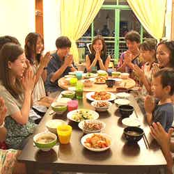 “母子留学”の日本人家庭で歓迎を受けるメンバー／「あいのり：Asian Journey」第18話より（C）フジテレビ