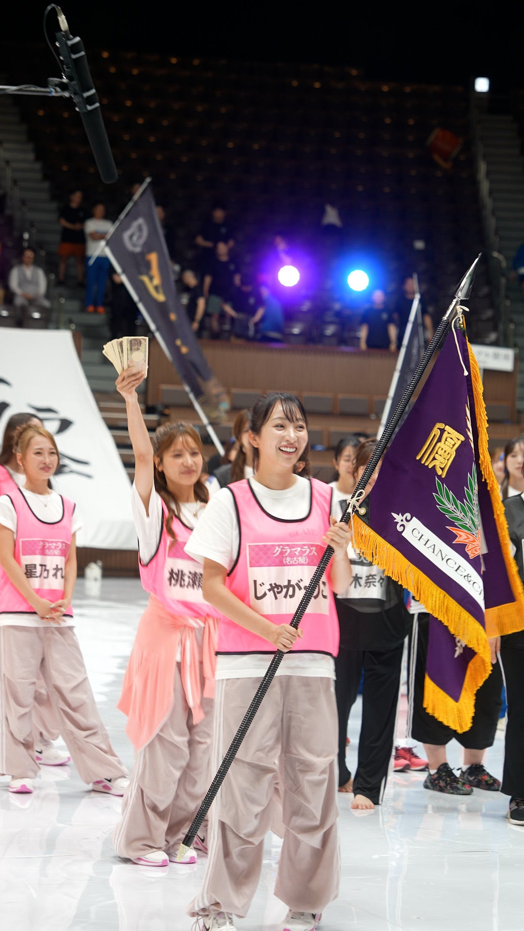 （左から）星乃れな、桃瀬ゆあ、じゃがりこ「グラマラス」（提供写真）