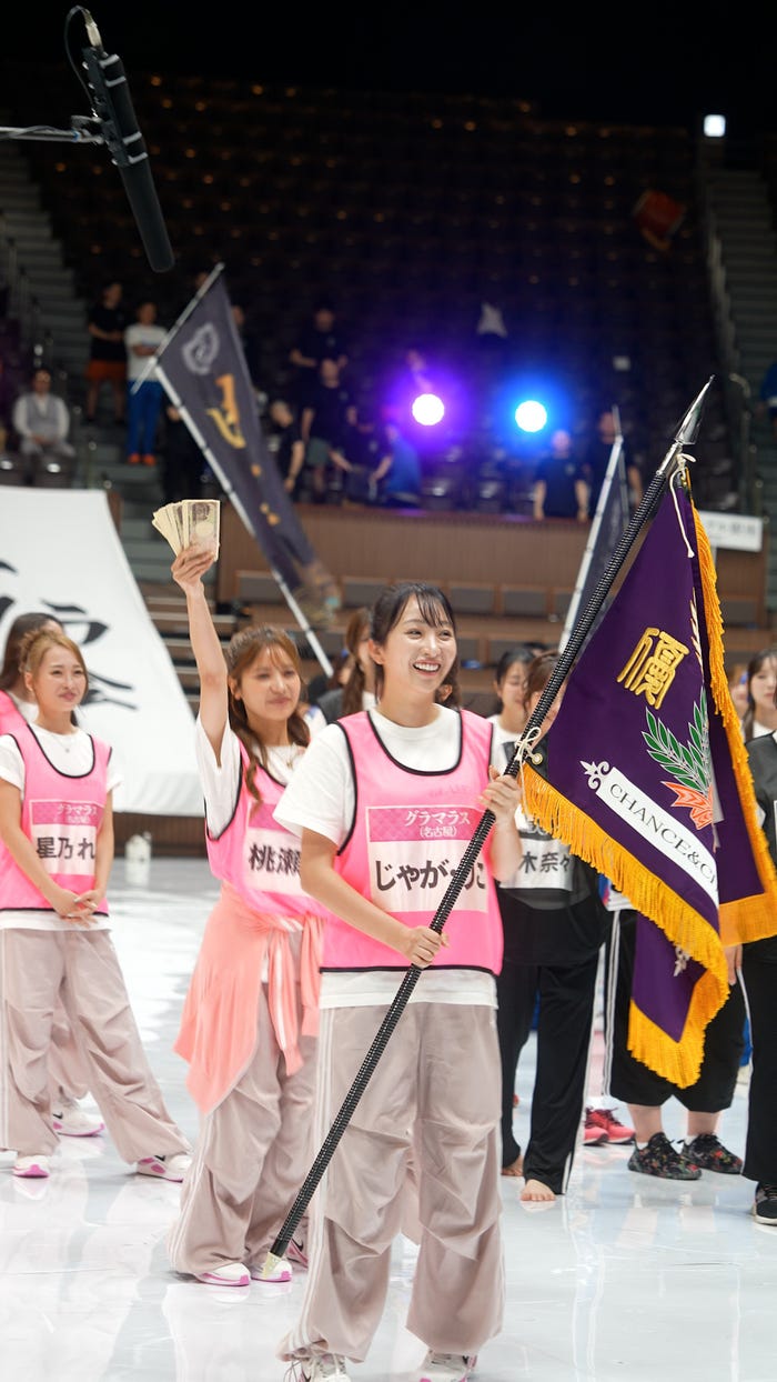 (左から)星乃れな、桃瀬ゆあ、じゃがりこ「グラマラス」(提供写真)