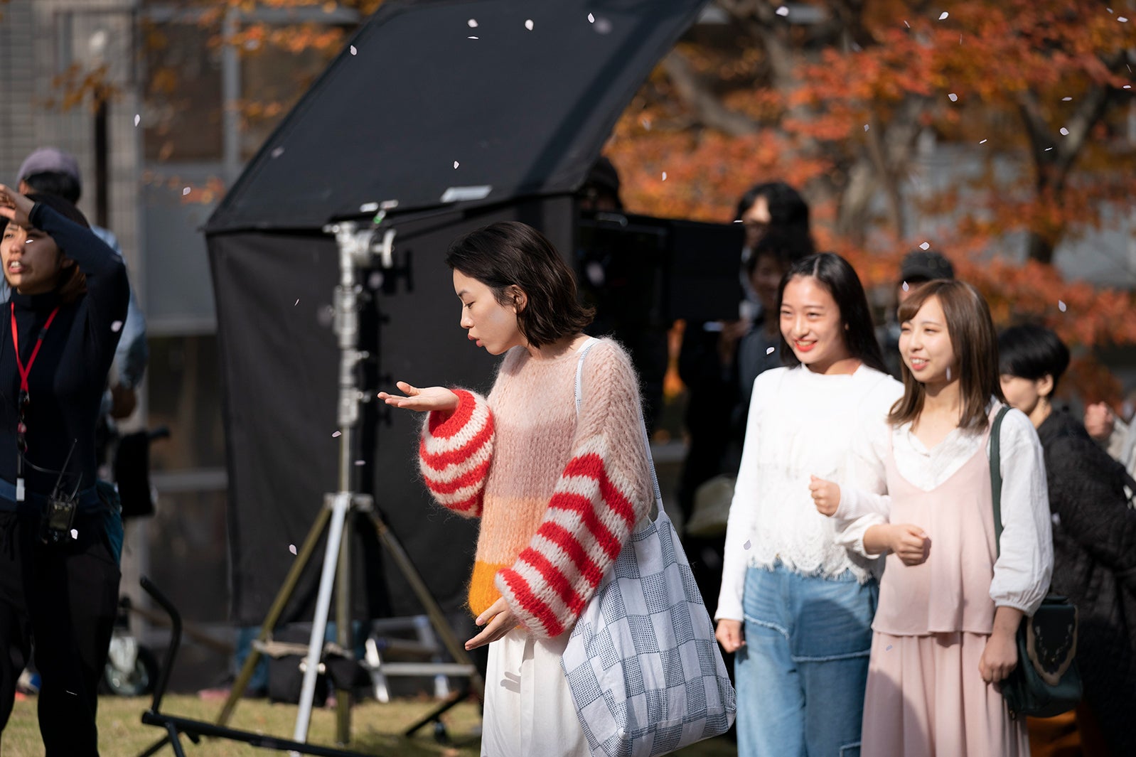 （中央）永野芽郁／メイキングカット（提供写真）