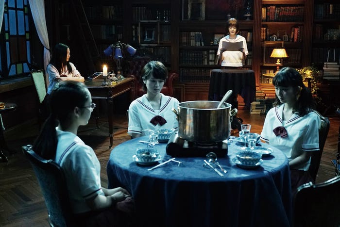 闇鍋のシーン(C)2017「暗黒女子」製作委員会(C)秋吉理香子/双葉社