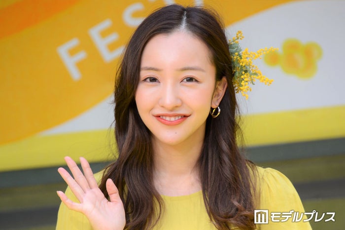 板野友美、黒タイツコーデで美脚際立つ「顔小さすぎる」「スタイル異次元」と熱視線