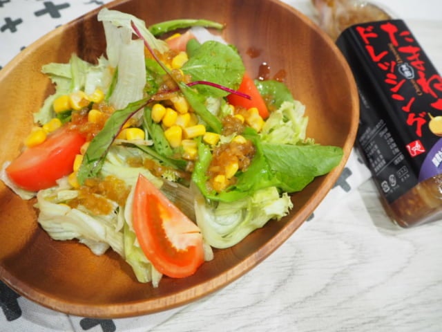 カルディ黒酢たまねぎドレッシングをサラダに