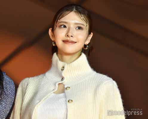 鈴木ゆうか、センター分け×金箔ヘアが新鮮 華やかな雰囲気まとう<OKINAWA COLLECTION 2023>