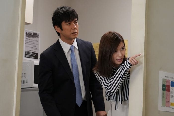 西島秀俊、芳根京子/「真犯人フラグ」第2話より(C)日本テレビ