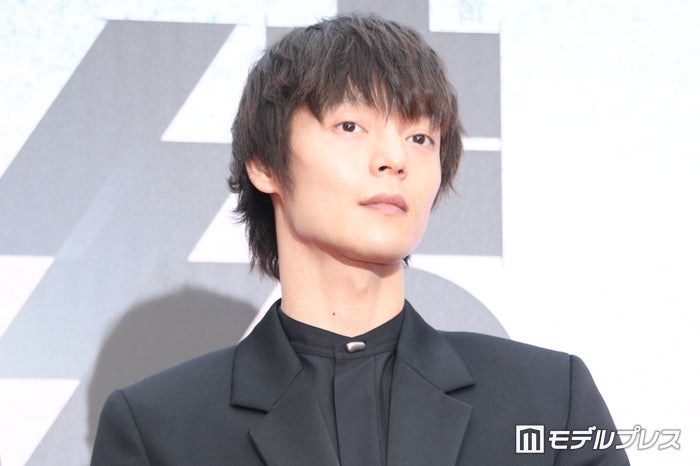 窪田正孝「1人じゃないと思える瞬間を一緒に作れるパートナー」家族の大事さ語る ブラックスーツでレッドカーペッド登場【カルティエと日本 半世紀のあゆみ「結 MUSUBI」展 ― 美と芸術をめぐる対話】