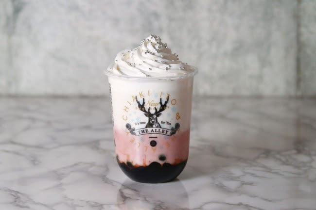 伊藤千晃×台湾発ティースタンド「ジ・アレイ」苺ミルクのコラボドリンク登場