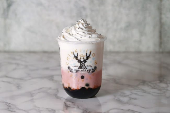 伊藤千晃×台湾発ティースタンド「ジ・アレイ」苺ミルクのコラボドリンク登場