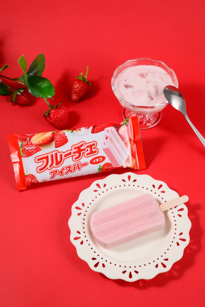 「フルーチェアイスバー イチゴ」税込218円(提供画像)