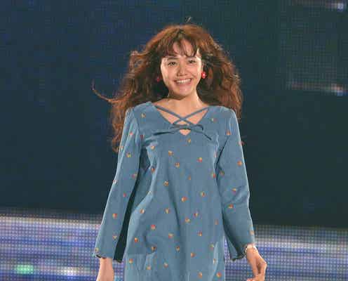松井愛莉、ミニワンピでスラリ美脚披露 くしゃくしゃヘア&ふわっと笑顔が可愛い<神コレ2017S/S>