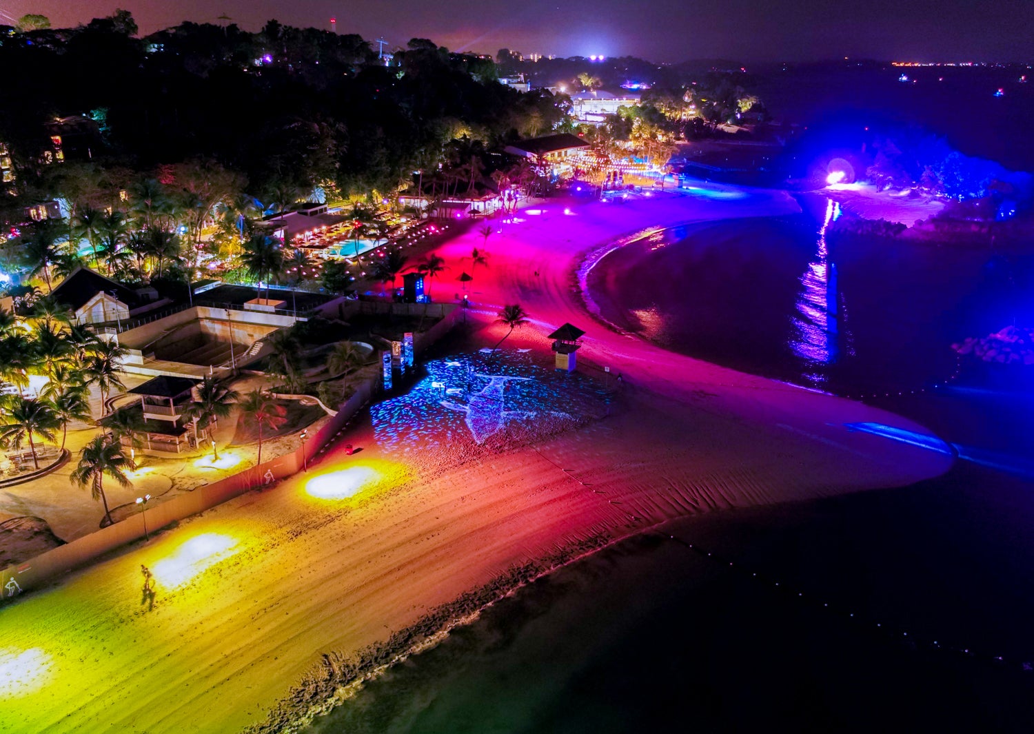 夜のシンガポールのビーチがアート空間に！「マジカルショア」は幻想的な光の魔法にかかる新名所