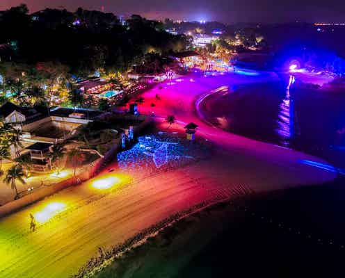 夜のシンガポールのビーチがアート空間に!「マジカルショア」は幻想的な光の魔法にかかる新名所