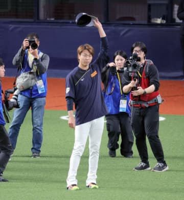 侍ジャパン 高橋宏斗がお立ち台で先輩を好アシスト「昨日寝ずに考えていたのを見たので」お茶ポーズ呼びかけ「みなさんもやってもらえれば」最年少が立派に