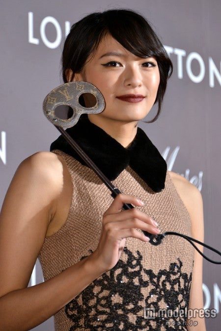 榮倉奈々、大人の色気振りまく　モードな魅力でイメージ一新　