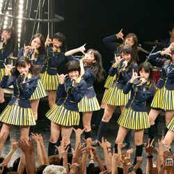ライブハウスでミュージックビデオの撮影に挑んだHKT48(C)AKS