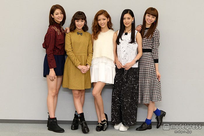 (左より)楓、鷲尾伶菜、藤井萩花、藤井夏恋、佐藤晴美