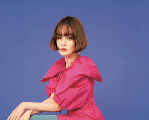 emma、キュートなミニ丈ドレス×カラータイツで「GIANNA」表紙登場
