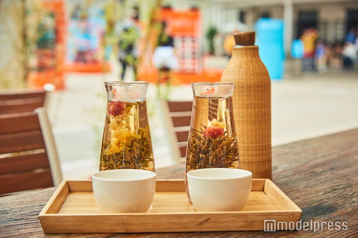 お湯の中でゆっくり茶葉が開く様を楽しむ開花茶。右の蝶戀花(58$)は、落ち着きのあるやさしい味。<br>
左の仙花散花(58$)は、ほんのりした苦みが特徴。ポットのお湯を継ぎ足して、何杯でもいただけます(C)モデルプレス