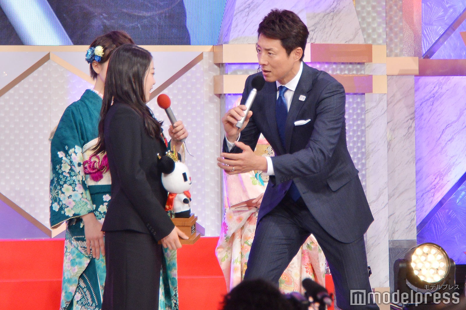 松岡修造から直撃される紀平梨花 （C）モデルプレス