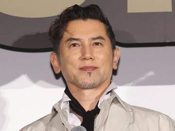 「耳の形が同じ」「目元がもっくん」父は本木雅弘 UTA190cmの凄いビジュ【Aスタ】父も「耳は似てる」と 祖父母は内田裕也・樹木希林夫妻