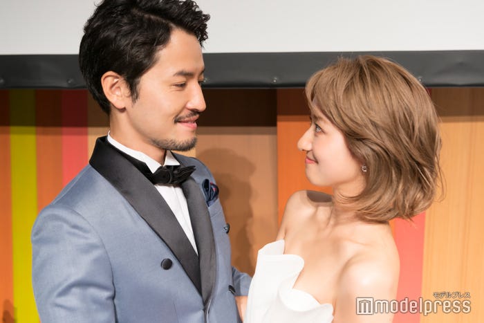 見つめ合う小柳津林太郎&倉田茉美(C)モデルプレス