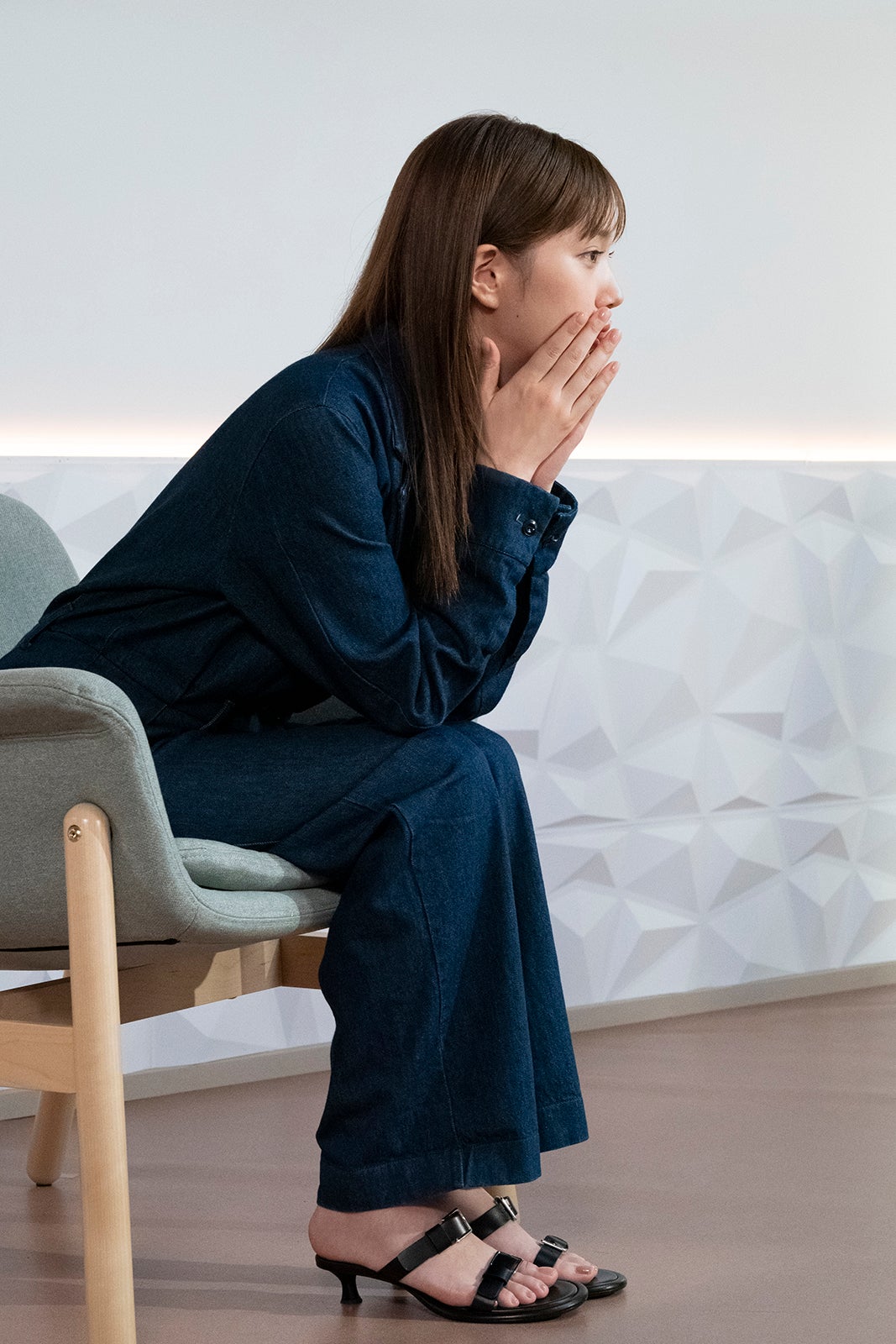 ゲームプレイを見る本田翼 （C）NHK