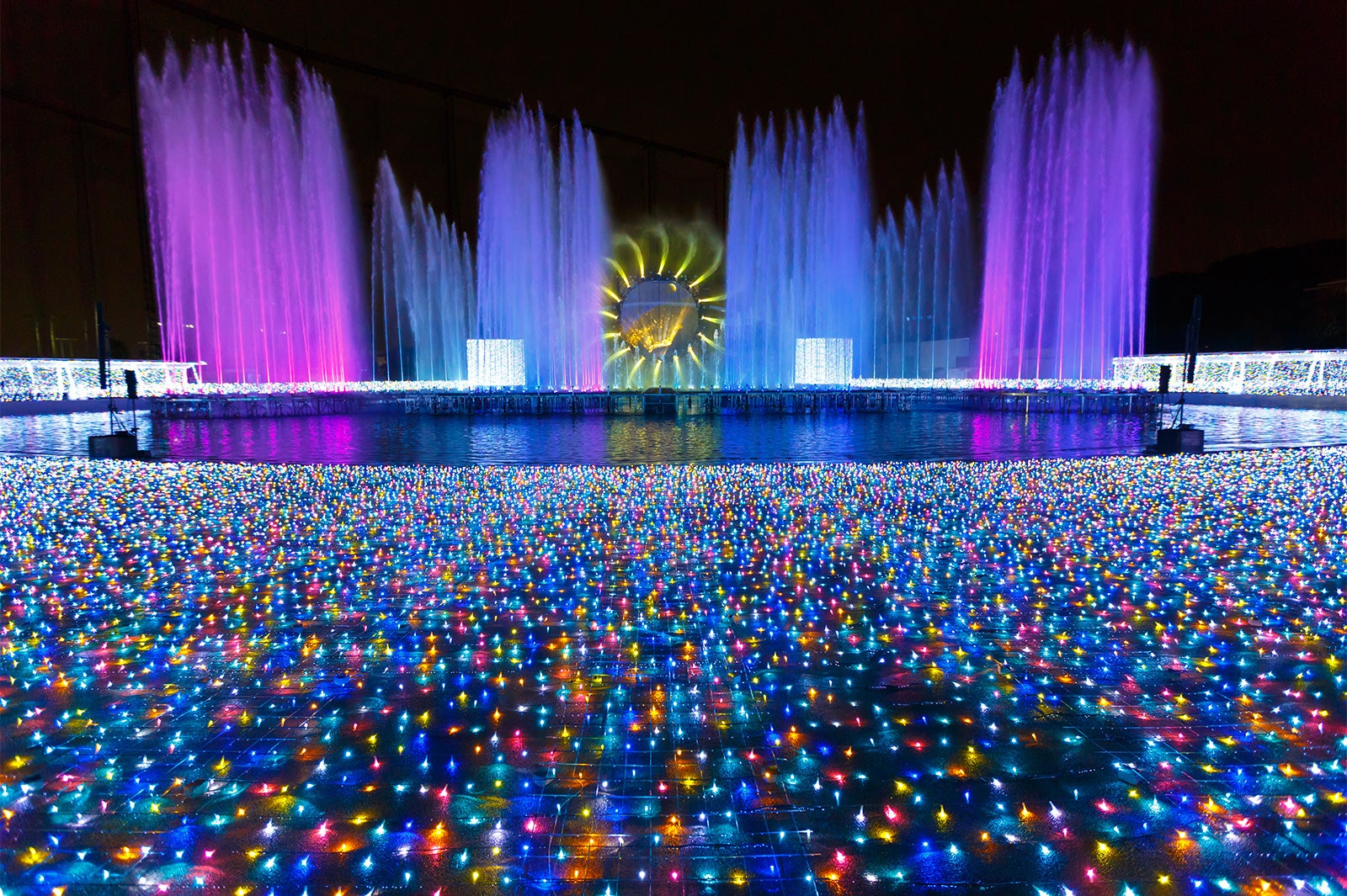 ダイヤモンド・オーロラワールドエリア 、噴水ショー昨年の様子／画像提供：よみうりランド