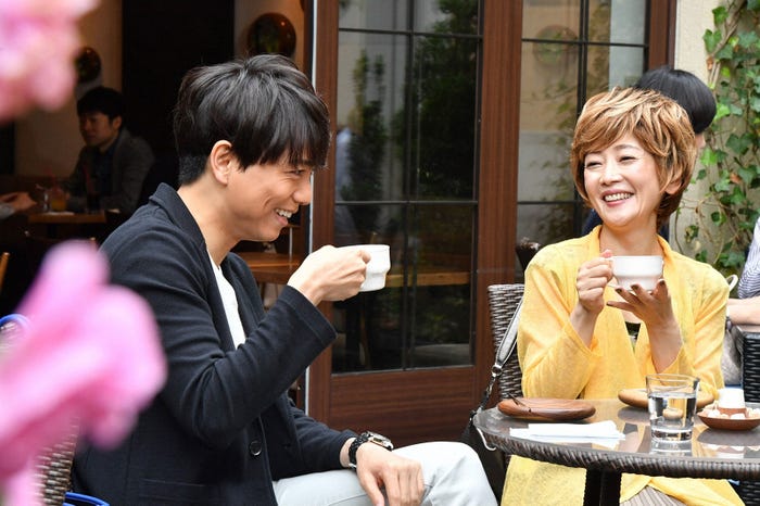 美都の母親ともすっかり仲良しに/山崎育三郎、麻生祐未/「あなたのことはそれほど」第6話より(画像提供:TBS)