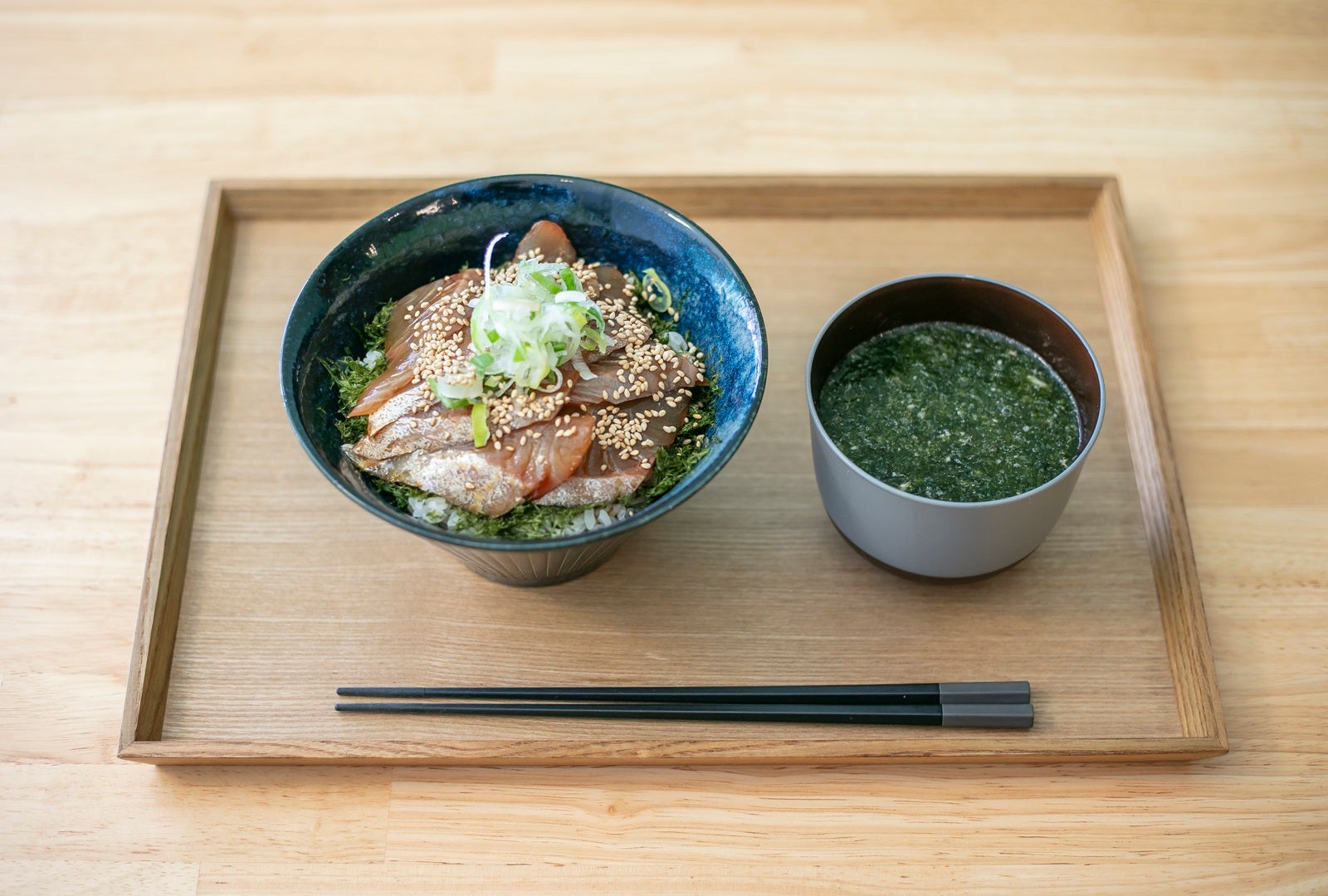 天然カンパチの島唐辛子醤油漬け丼（提供写真）