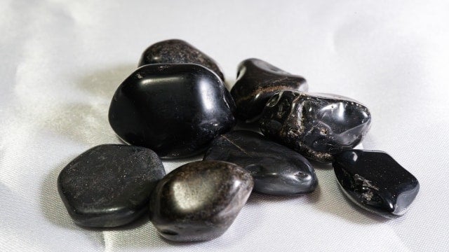 悪縁を断ち切るならこれ！ 縁切り・厄よけ効果に期待ができるパワーストーンとは