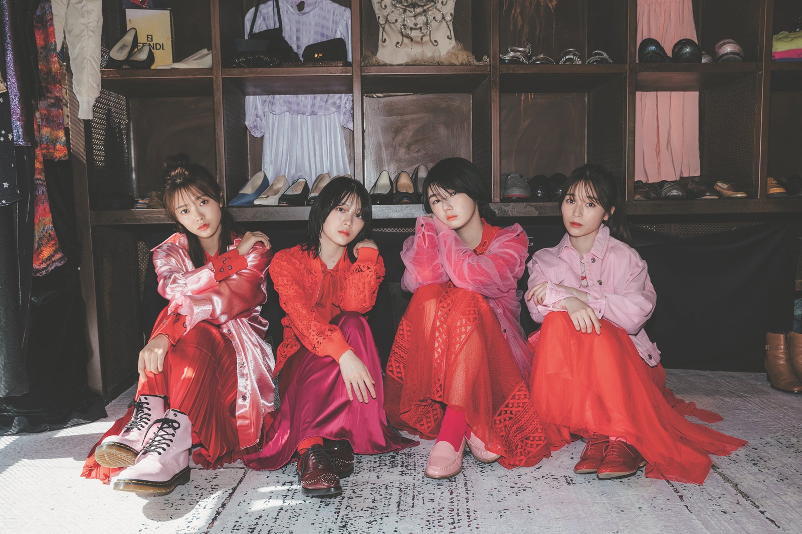 （左から）田村保乃、森田ひかる、藤吉夏鈴、守屋麗奈「B.L.T.」5月号別冊付録両面超ビッグポスター（表） （画像提供：東京ニュース通信社）