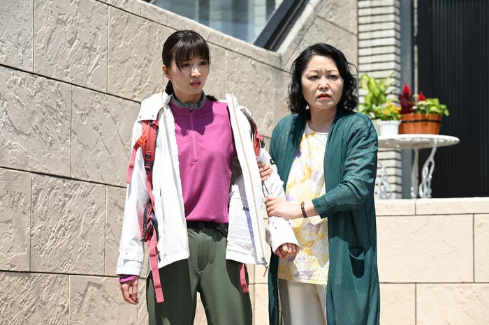 岡崎紗絵、池津祥子「マウンテンドクター」第7話より(C)カンテレ